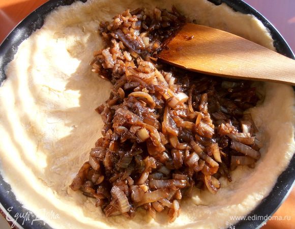 Наколоть дно вилкой и заполнить начинкой из лука.Можно слегка запечь корж отдельно без начинки,но у меня лук впитал  все соки и дно сильно не намокло.