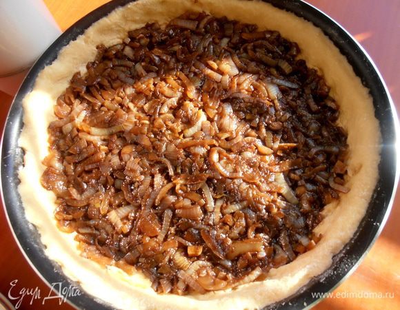 Как видите,лук сильно утушился и уменьшился в размерах и поэтому не сильно выделялся в пироге.