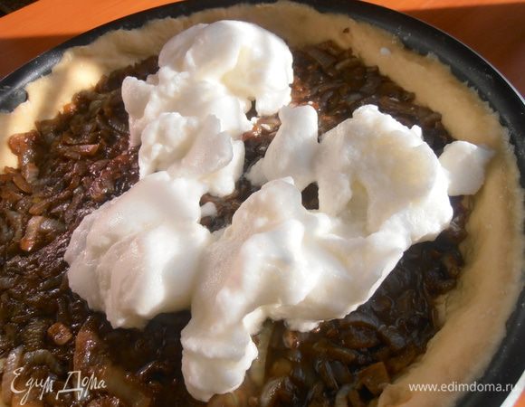 Сверху покрываем шапкой из белков.Если не любите,как мы,зажаристый верх,то сначала до полуготовности выпекаем без верха и тогда "шапка" останется почти белой!