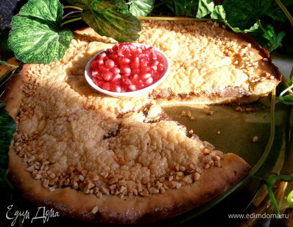 Песочное тесто отлично приняло карамельный лук,который весь протомился и просто таял во рту!Всё здесь получилось гармонично по вкусу и внешнему виду и никого (поверьте,мы угощали!) не оттолкнуло такое количество лука!