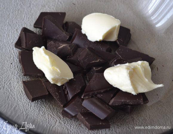 Шоколад смешать со сливочным маслом.