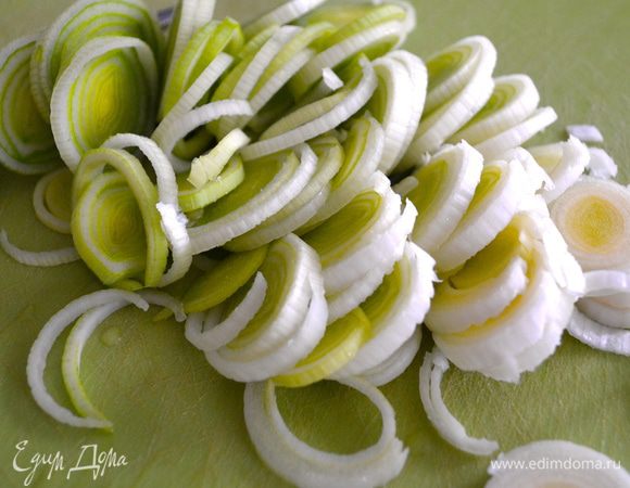 Начнем с приготовления начинки для пасты. Для этого нарежем тонкими кольцами лук-порей.