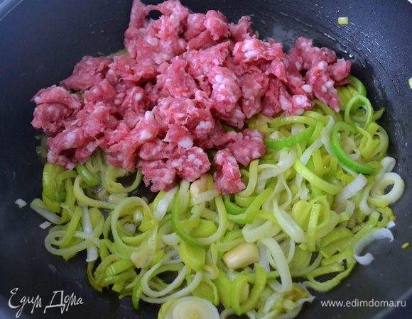 Добавляем кусочки сальсичча (рубленой колбаски), как следует перемешиваем и продолжаем обжаривать не небольшом огне. 