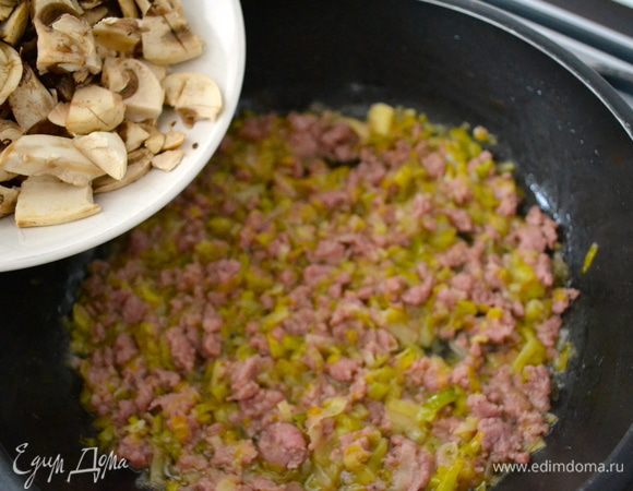 В конце добавляем порезанные кубиками грибы. Обжариваем смесь около 10 мин. Затем регулируем по количеству соли, перца, добавляем веточки тимьяна. Прежде чем выключить огонь, убедитесь, что жидкость в начинке выпарилась наполовину... Отставьте начинку и дайте ей немного остыть.