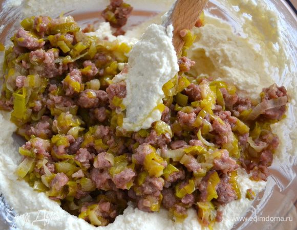 К сырной смеси добавим первую обжаренную смесь из лука-порея, фарша и грибов. Перемешаем как следует и заполним смесью кулинарный мешок... Я заполнила небольшой полиэтиленовый пакет и отрезала у него кончик. 