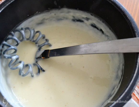 Готовим соус бешамель. В данном случае он получится у нас достаточно жидким. В сотейнике растопить слив. масло и добавить к нему муку. Энергично перемешать, чтобы не образовались комочки. Затем добавить подогретое молоко, помешивая довести до кипения. Посолить, поперчить и добавить мускатный орех. Как только соус начнет густеть, снять с огня.  