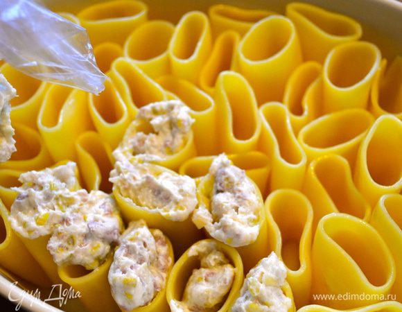 Затем с помощью пакета, в котором у нас начинка, заполняем всю пасту - фаршируем ее! )) В случае необходимости, можно помочь себе маленькой ложечкой проталкивать начинку в трубочки пасты, но мне было очень удобно это делать и просто из пакетика.