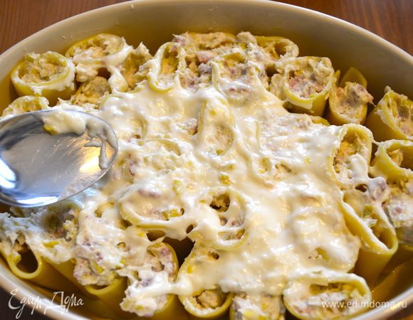 Смазываем верх пасты оставшимся соусом бешамель. 