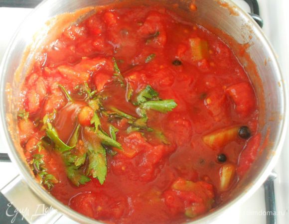 В сотейник выложить рубленные томаты из упаковки, добавить  очищенный и разрезанный лук, зелень петрушки, сельдерея и тимьян, нарезанный стебель сельдерея, чёрный перец, можжевельник, сахар. При необходимости можно добавить немного томатного сока.