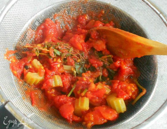 Снять с огня и протереть смесь (кусочки томатов) через сито.