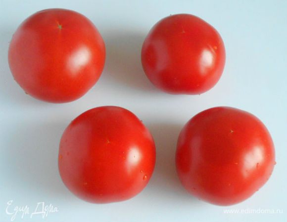 Томаты помыть, опустить на несколько секунд в кипяток, обдать холодной водой.