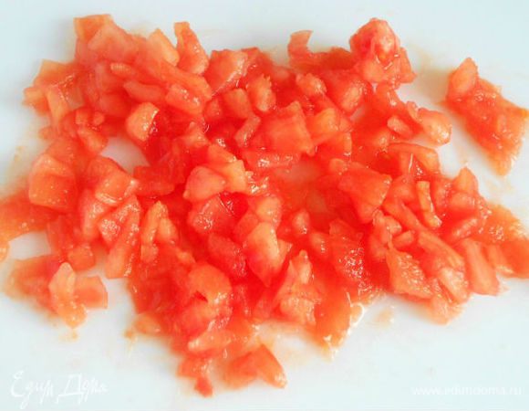 Снять с них кожицу, разрезать на четвертинки, удалить семена и плодоножки. Мякоть нарезать маленькими кусочками.