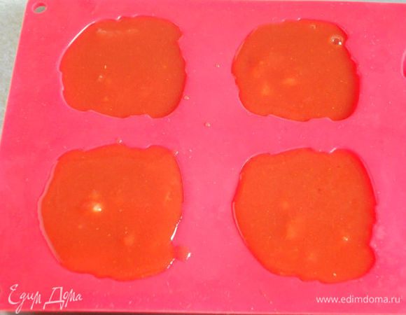 Формочки для желе ополоснуть холодной водой и заполнить томатной смесью. Поставить в холодильник на 3-4 часа. Перед подачей опустить формочки на 10 сек в горячую воду и опрокинуть на блюдо, предварительно обдав его холодной водой (оно должно быть влажным-это очень облегчает потом перенос желе на сервировочное блюдо).