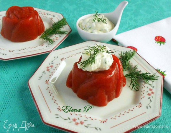 Подавать с кружочками варёного яйца, мясной нарезкой, сыром и свежим белым хлебом. С яйцом очень хорошо сочетается и смотрится, но это было уже потом, после фотосессиии...)))