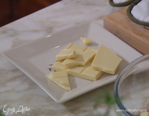 Шоколад поломать на маленькие кусочки.