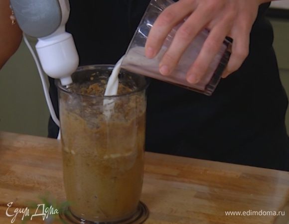 Не прекращая взбивать, ввести по одному яйца и влить молоко.