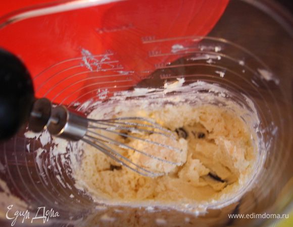Масло взбиваем с сахаром до пышности.