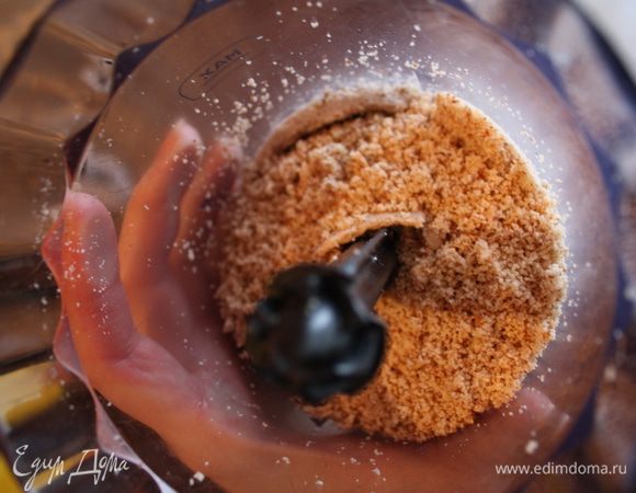 Миндаль измельчаем в блендере в мелкую-мелкую крошку.