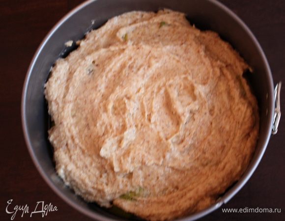 Выкладывем (можно сказать выливаем) тесто сверху и ставим в разогретую до 150 градусов духовку на 25-30 минут.