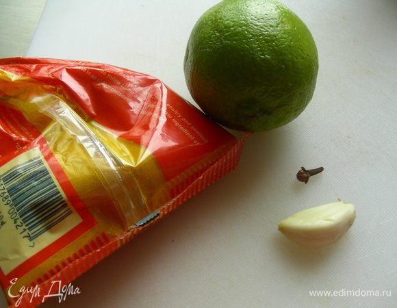 В кастрюле доводим до кипения молоко, добавив в него чеснок целиком, гвоздику, куркуму и цедру лайма (в рецепте рекомендуют все, кроме куркумы, завернуть в марлю и в таком виде добавить в молоко, потом так их удобнее удалить).
