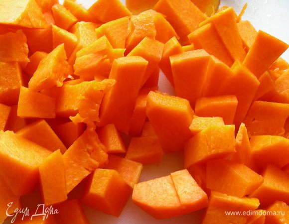 Тыкву режем средними кубиками. 
