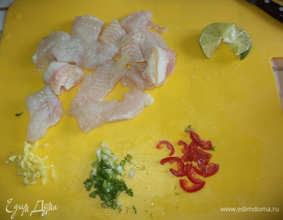 Приготовим маринад: порежем мелко чили,зелень,имбирь,рыбку нарежем кубичками или полосочками тонкую часть,чтобы потом можно было свернуть вдвое и получить полноценный кубик!!!