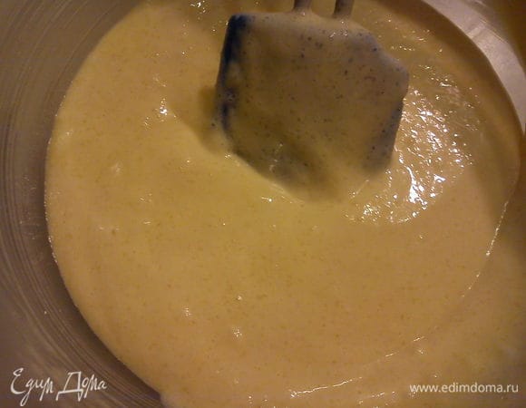 Добавить кефир и перемешать.