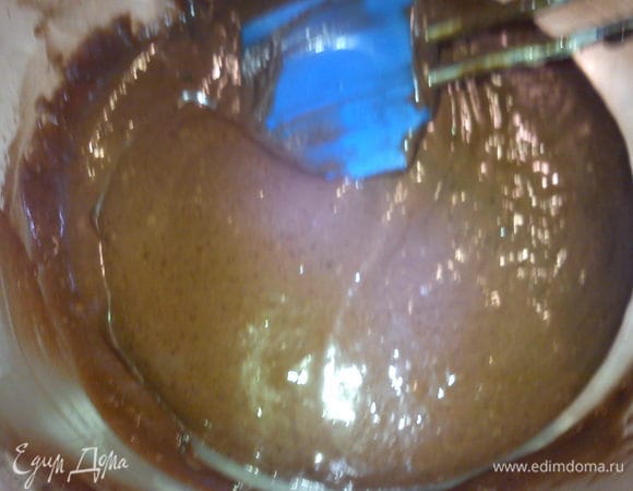 Проделать все предыдущие шаги с ингредиентами для темного коржа. 