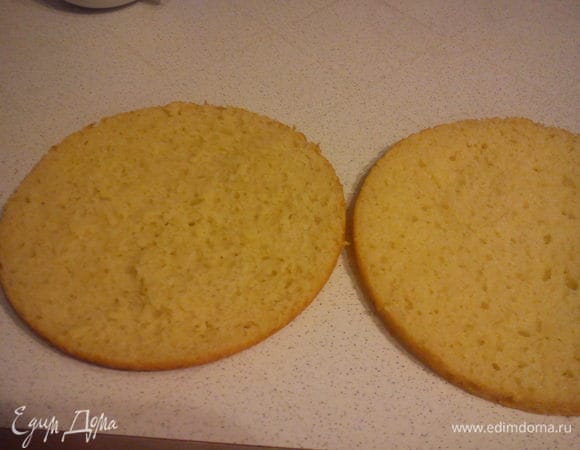 Разрезать пополам оба коржа.