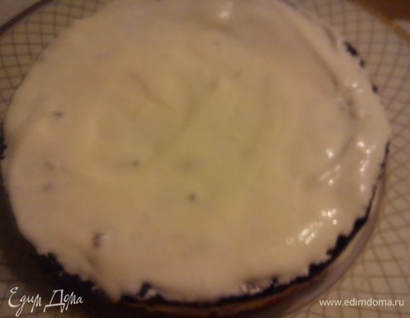 Сметану взбить с сахаром. Собрать торт, чередуя коржи и промазывая их сметнным кремом.