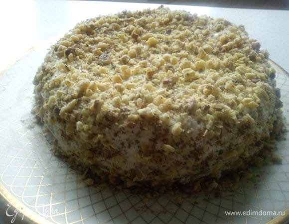 Украсить по своему желанию. Можно тертым шоколадом (моя мама так украшала). Мне нравится ореховой крошкой.