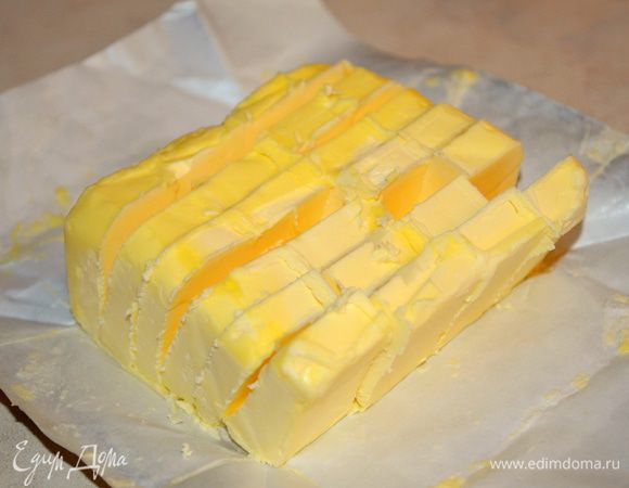 Сливочное масло нарубить на маленькие кубики