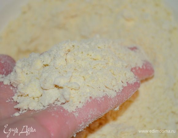 просеять муку к маслу и порубить ножом в крошку. 