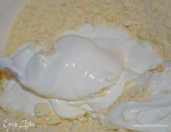 добавить сметану и замесить тесто. 