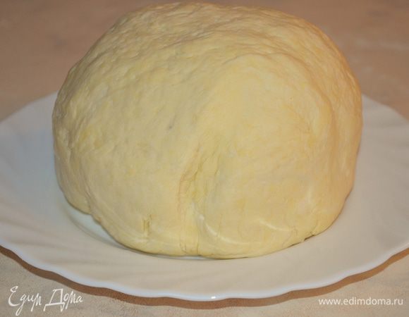 тесто скатать в шар. Завернуть в пленку и убрть в холодильник на 30 минут. Само по себе оно очень приятное и легкое в работе, не липнет, отлично раскатывается. 