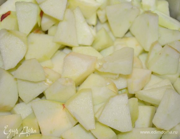 Яблоки порезать на маленькие кубики