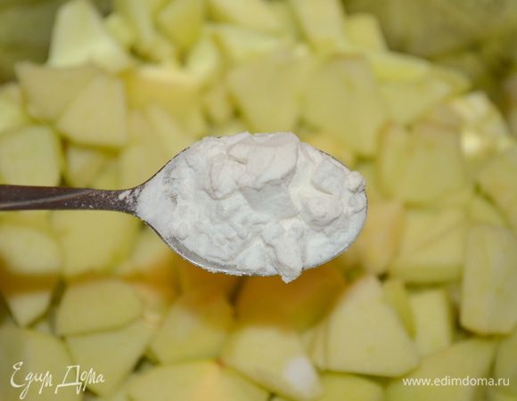 Положить яблоки в кастрюльку, добавить крахмал, корицу, цедру, сахар, 1 ст. ложку воды. 