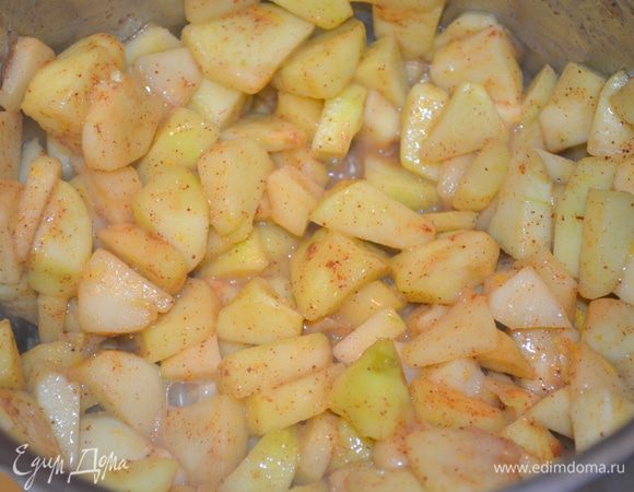 Перемешать и тушить примерно 7-10 минут. 