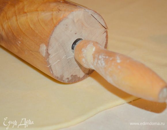 Охлажденное тесто раскатать в пласт толщиной 5 мм 