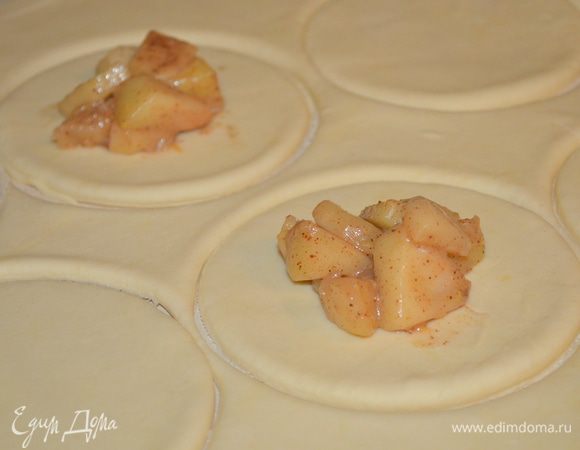 выложить на каждый кусочек по 1 ст. ложки начинки