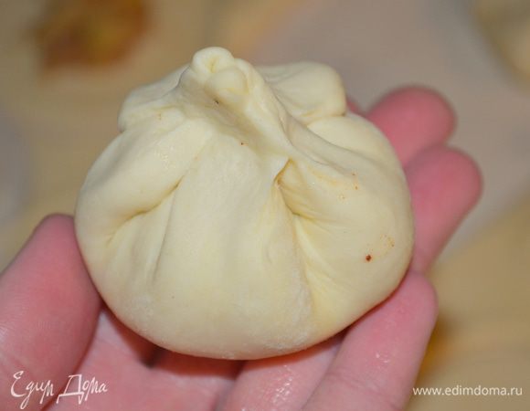 Защипнуть края над начинкой, чтобы получился как мешочек!