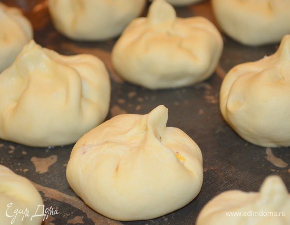 выкладываем на противень, застеленный бумагой для выпечки, смазанной маслом (у меня это коврик для выпечки). Выпекаем 25-30 минут при 200 гр.