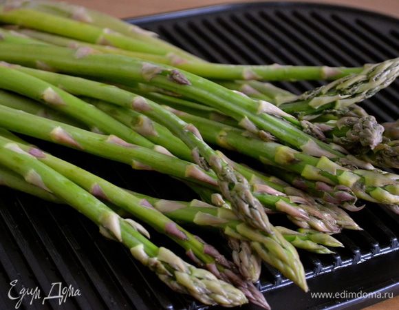 Здесь так все просто..., что шагов будет.....""раз, два, три" ))
Спаржу вымыть. Отломить нижнюю часть "ножки", стебелька... У меня спаржа попалась совсем молодая, нежная. Я отломила совсем маленький кончик основания. 