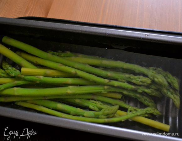 Отварить спаржу в подсоленной воде около 15 минут. А можно и в пароварке! Готовую спаржу достать из кастрюли, где она варилась м сразу выложить в очень холодную воду, желательно положить туда даже лед! Это поможет сохранить овощу красивый яркий зеленый цвет! Дать остыть, и выложить на сервировочное блюдо, удалив предварительно излишек воды. 