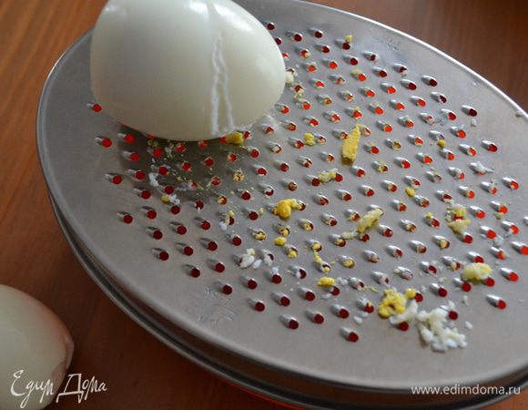 Отварить вкрутую три яйца и натереть их на мелкой терке (или через ситечко).