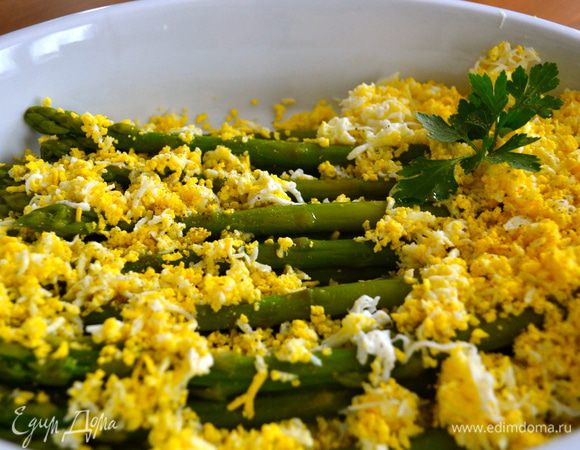 Спаржу посыпать сверху перетертыми яйцами. Посолить, слегка поперчить и полить немного оливковым маслом. Можно, по желанию, присыпать немного мелко рубленной петрушкой.
