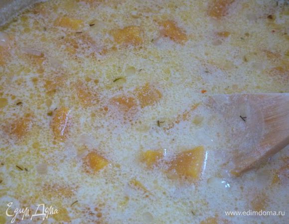 Добавить тыкву, бульон, сливки и 3 стакана воды. Довести до кипения, уменьшить огонь, и варить, пока тыква не станет мягкой, около 20 минут. 