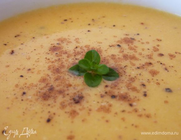 Подавать суп-пюре со сметаной или с мускатным орехом, а можно и вместе.