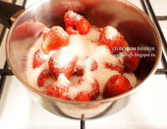 Клубнику (не размораживая) положить в кастрюльку и засыпать сахаром.
