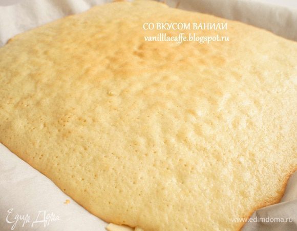 Готовый бисквит достать из духовки. Снять его с противня. и аккуратно отделить ножичком от бумаги, не убирая при этом бисквит с бумаги.